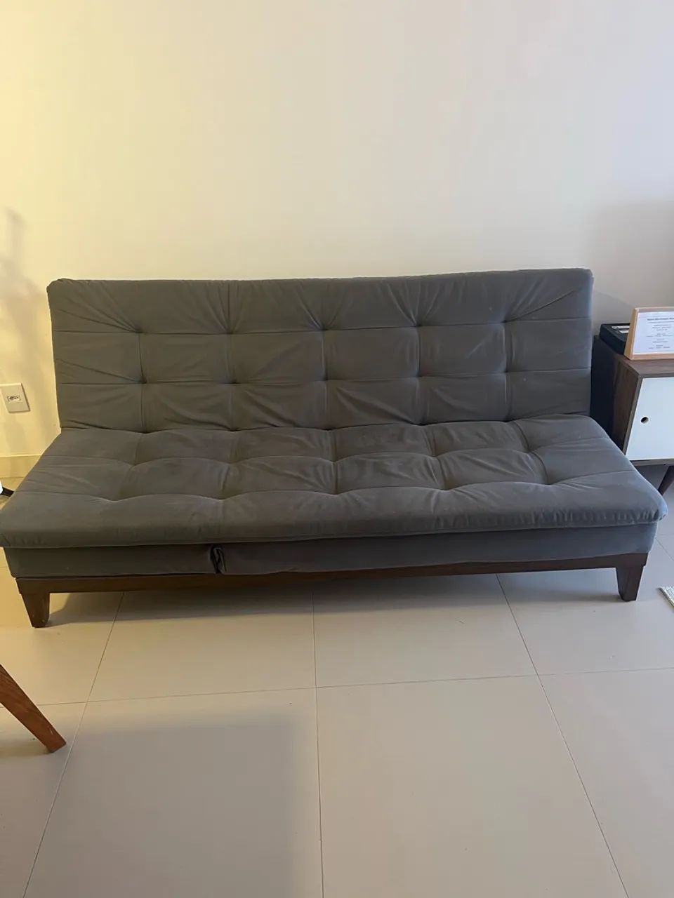 Sofa cama semi novo em suede