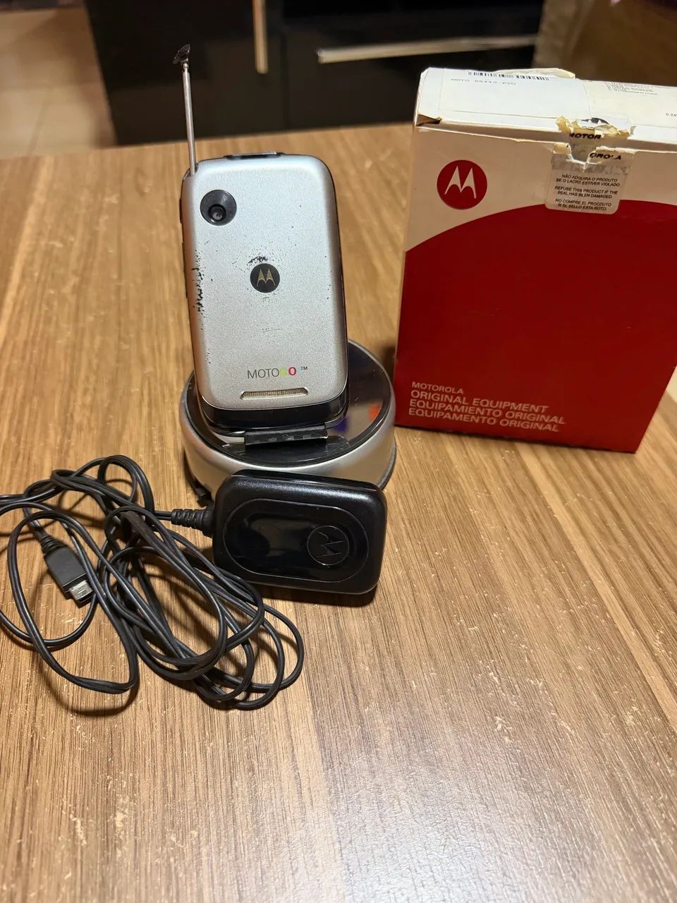 Celular antigo Motorola com TV digital e tela touch