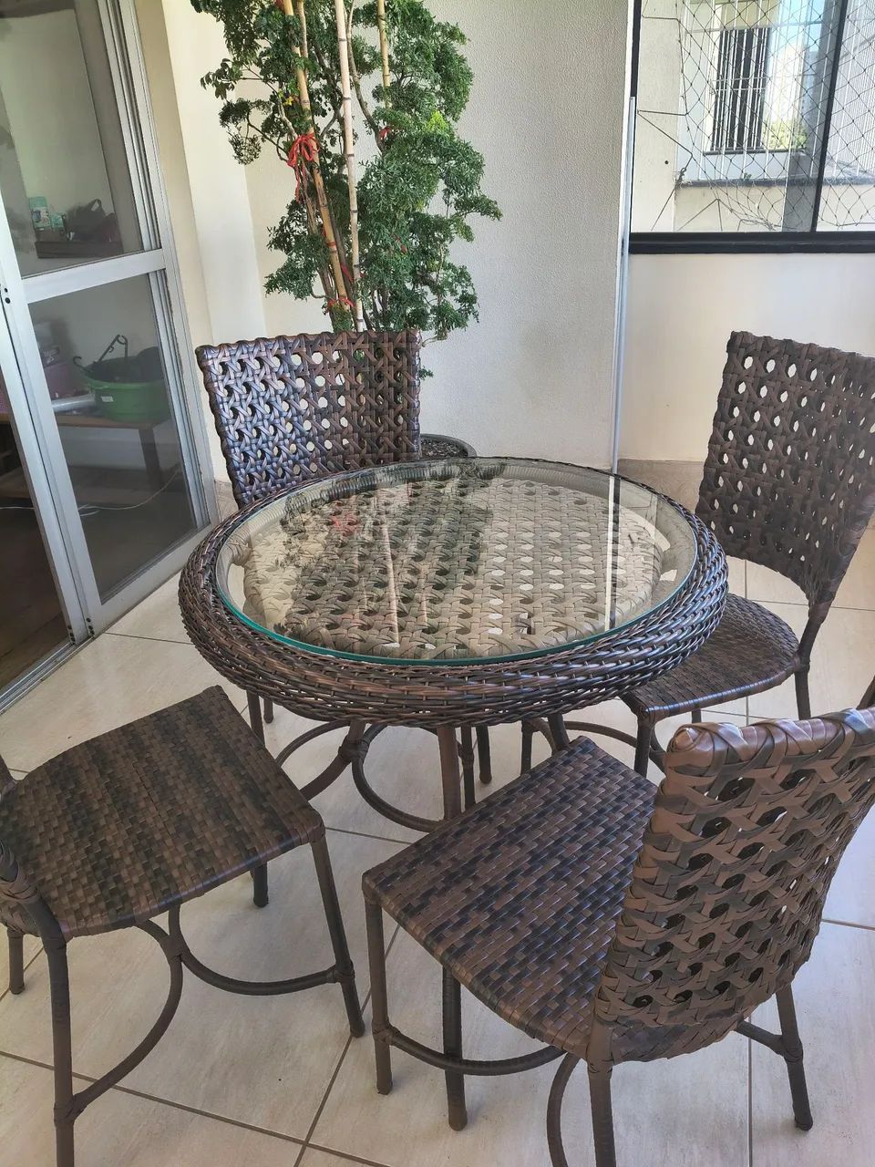 Vendo mesa com 4 cadeiras de vime  - Foto 4