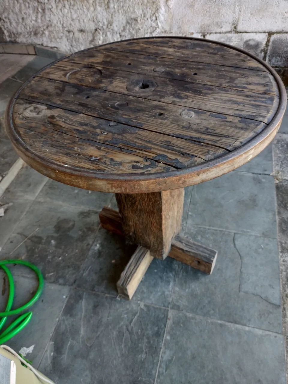 Mesa de madeira maciça com roda de carretel