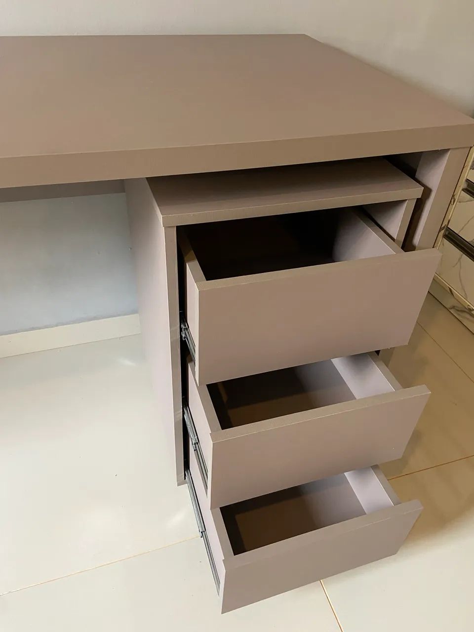 MESA ESCRITÓRIO 1,80M COM GAVETEIRO 3 GAVETAS 100% MDF  - Foto 5