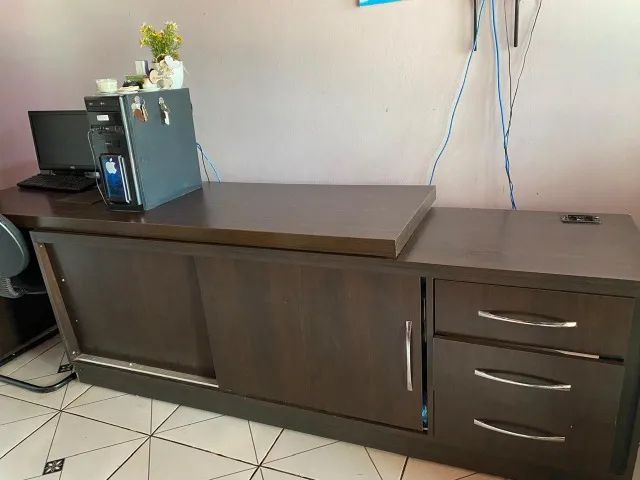 mesa  para escritorio ou sala com portas de correr e gavetas - Foto 2