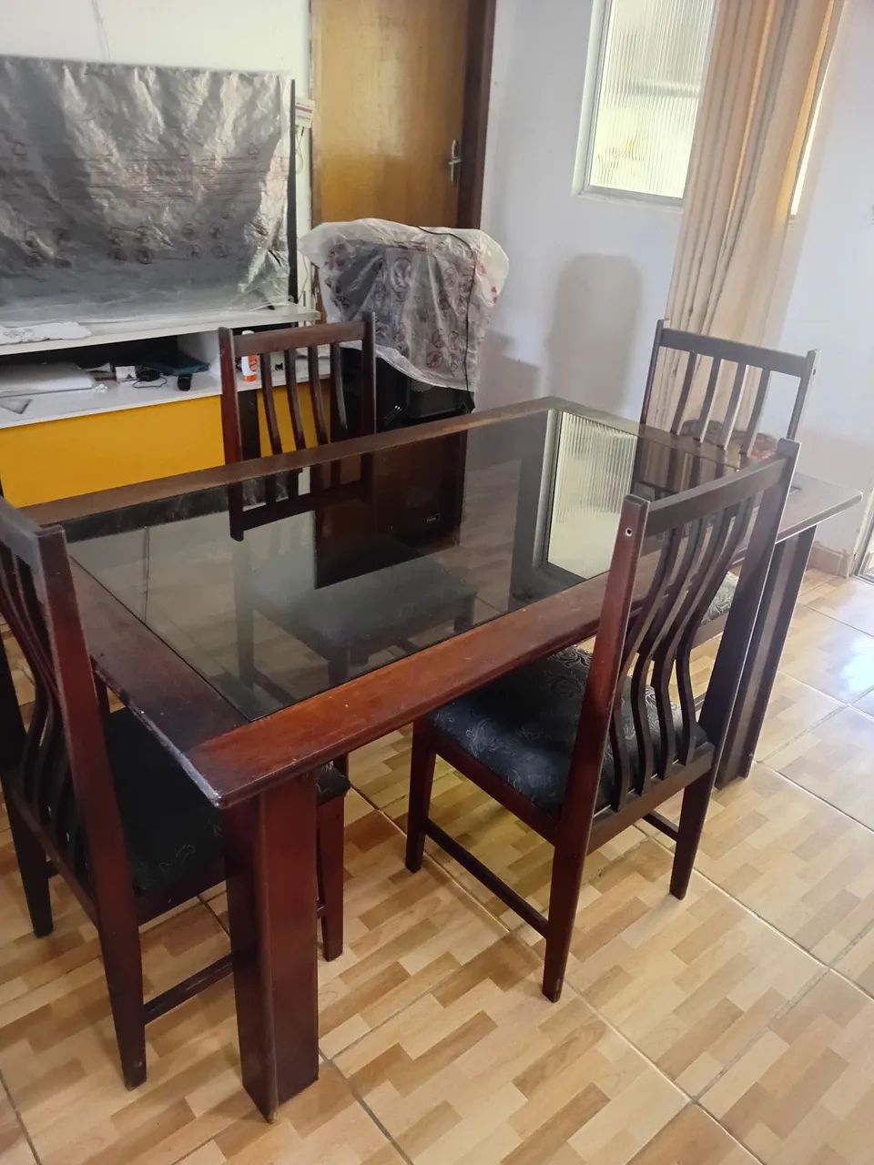 Vende-se  uma mesa com 4 cadeiras  todas de madeira  macisa  - Foto 3