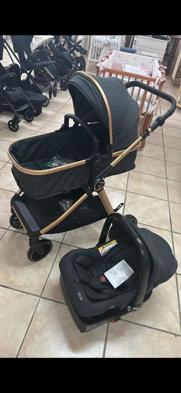 Carrinho Romanzo + bebê conforto Zion com base isofix