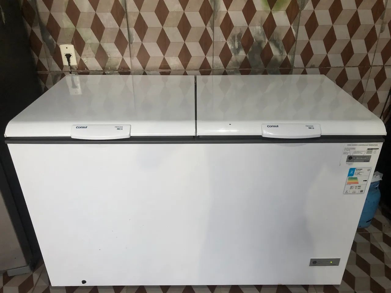 Vende-se freezer com 6 meses de uso.