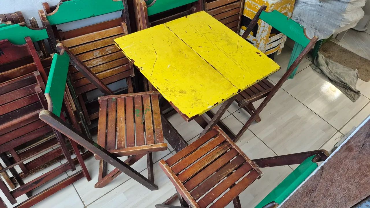 Conjunto de 1 Mesa e 4 Cadeiras de Madeira - Foto 2