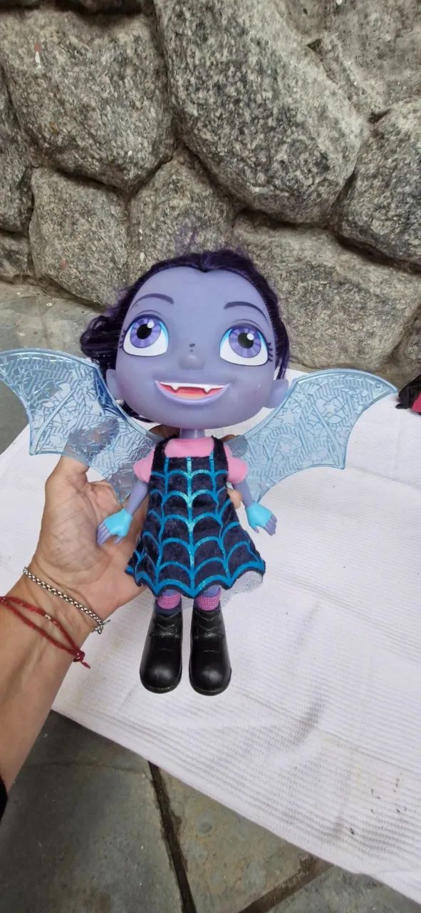 Boneca vampirinha musical