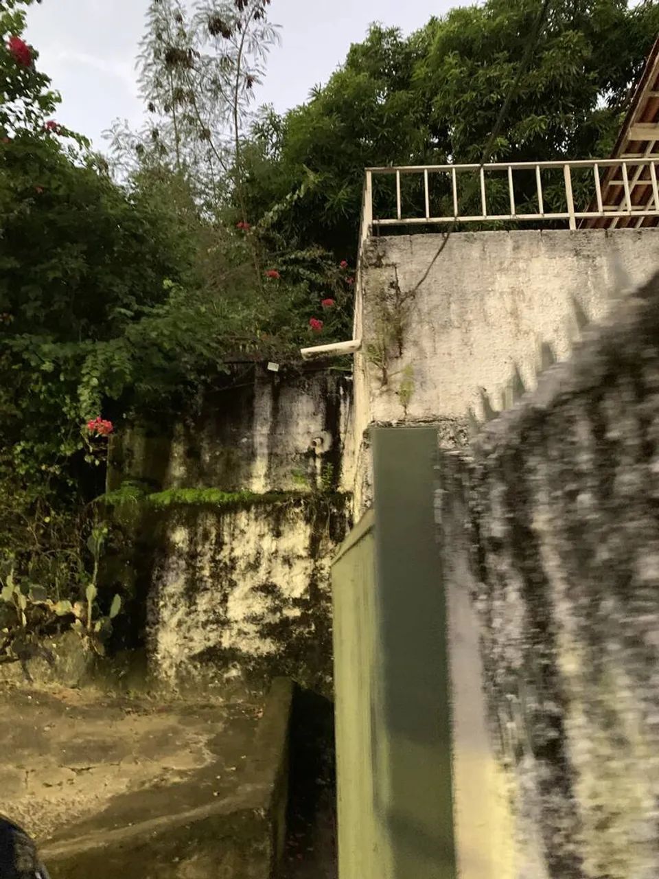 Terreno de esquina com casa ampla. Ideal para construção de edifício - Foto 3