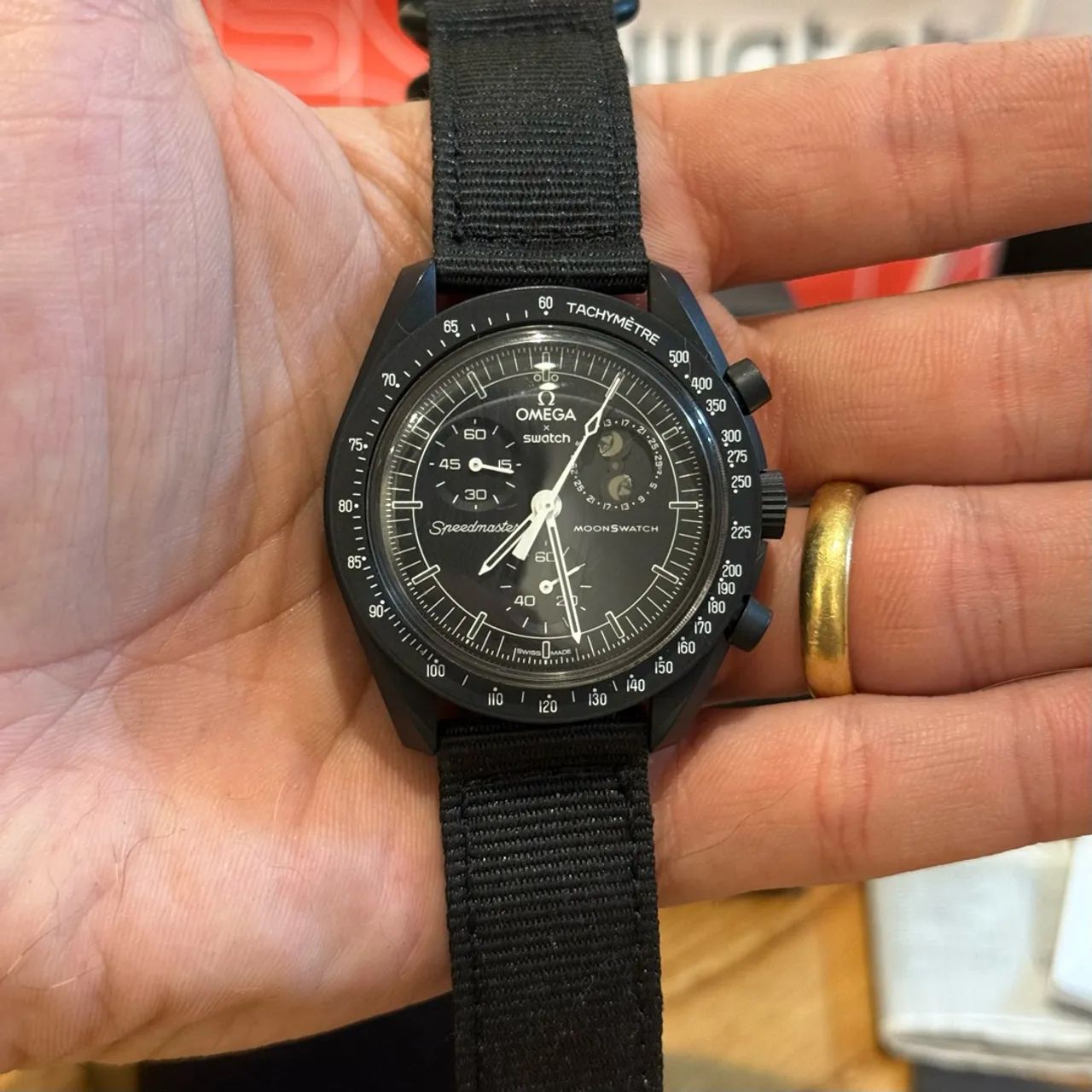 Omega x Swatch Moonswatch Speedmaster Snoopy Black  - Foto 3
