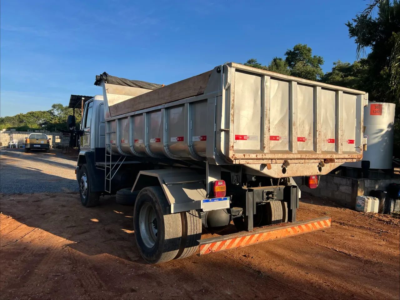Caminhão basculante Ford Cargo 1317 - Foto 4