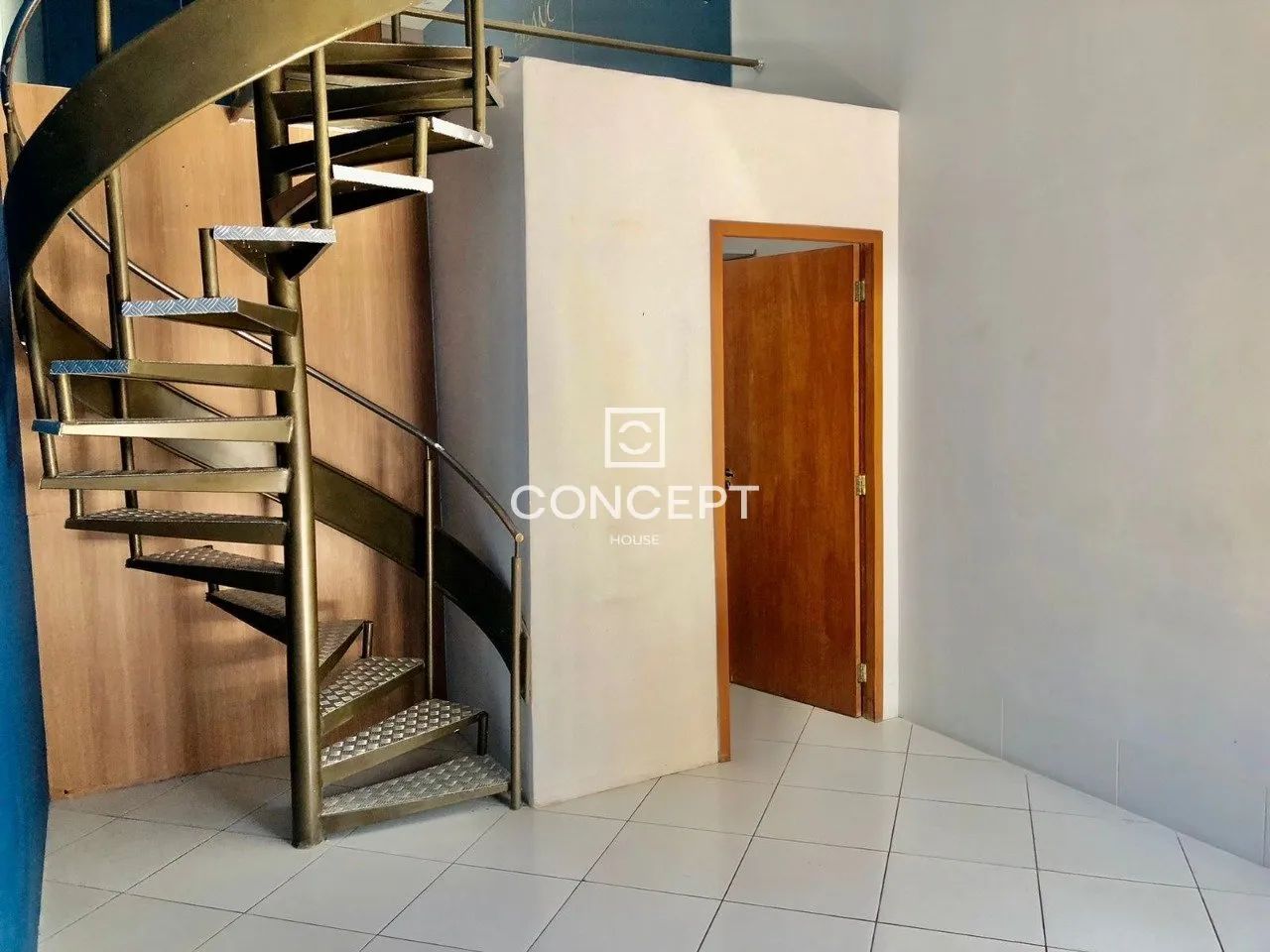 Locação de excelente Sala Comercial com mezanino com pontos para Cadeira de Dentistas - Ar