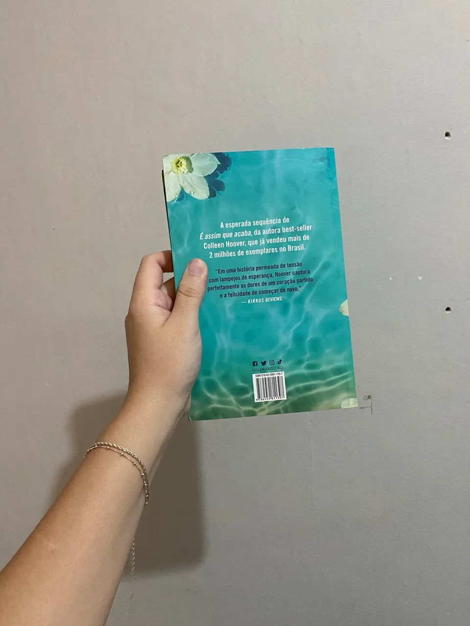 LIVRO É ASSIM QUE COMEÇA - COLLEN HOOVER - Foto 2