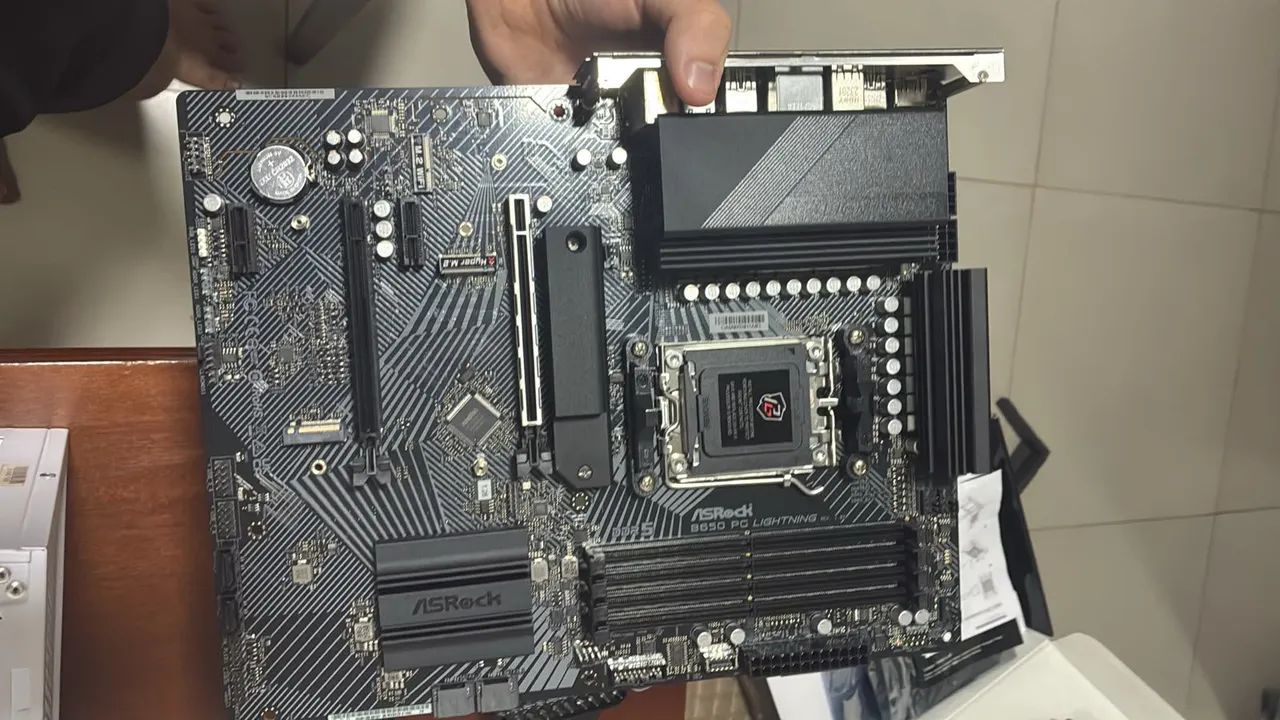 Placa mãe b650 PG Lightning ASROCK Usada - Foto 4