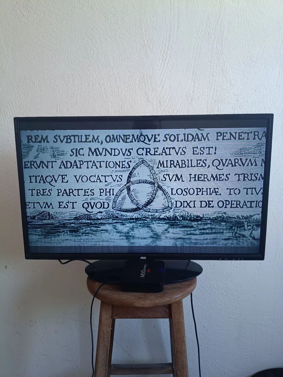 Tv aoc 32 polegadas funcionando normalmente apenas com 3 listinhas finas na tela - Foto 3