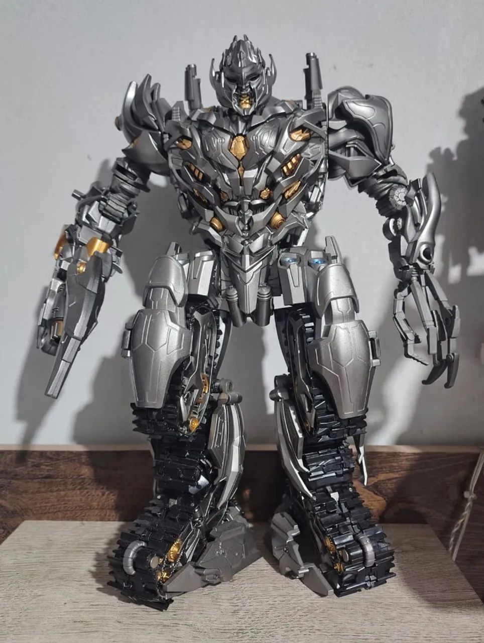 Boneco transformers Megatron