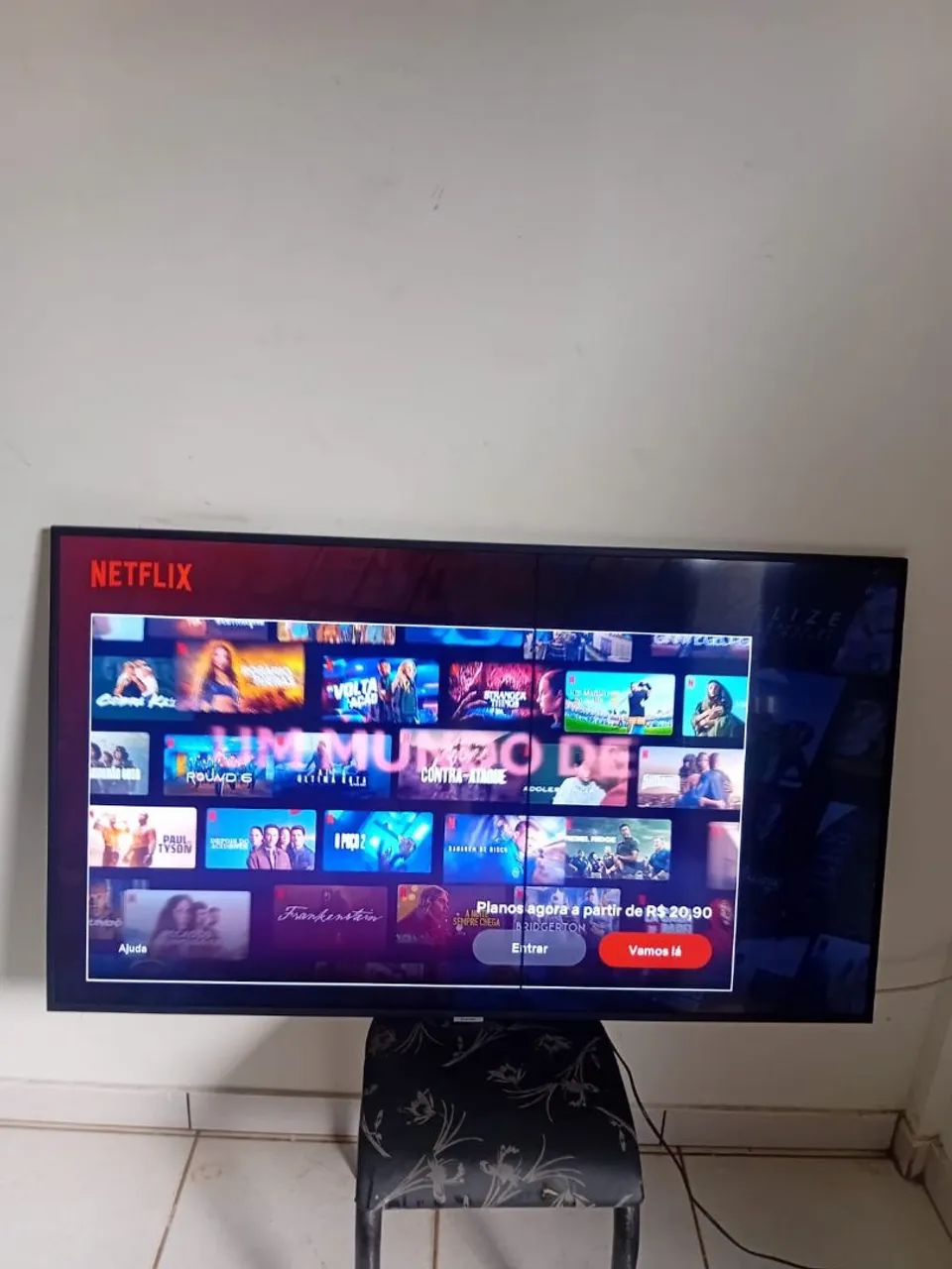 Tv Samsung 60 polegadas 4 k tem 3 mil canais integrado nela porém tem letra fio de cabelo 