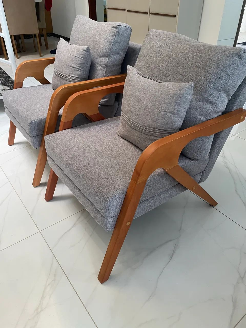 2 POLTRONAS CINZA CLARO COM PÉS DE MADEIRA  - Foto 3
