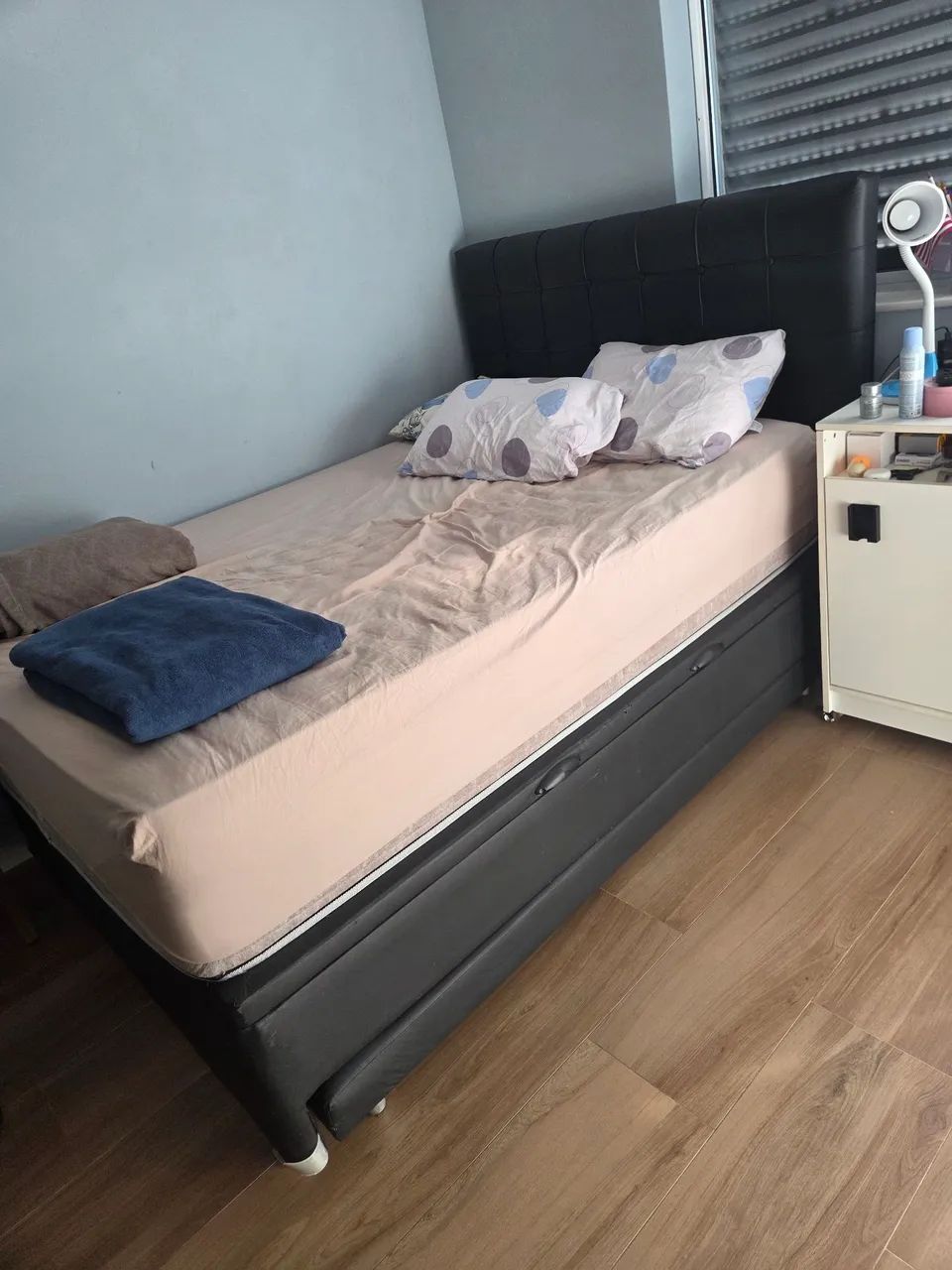 Cama casal padrão com bau, cama auxiliar e cabeceira