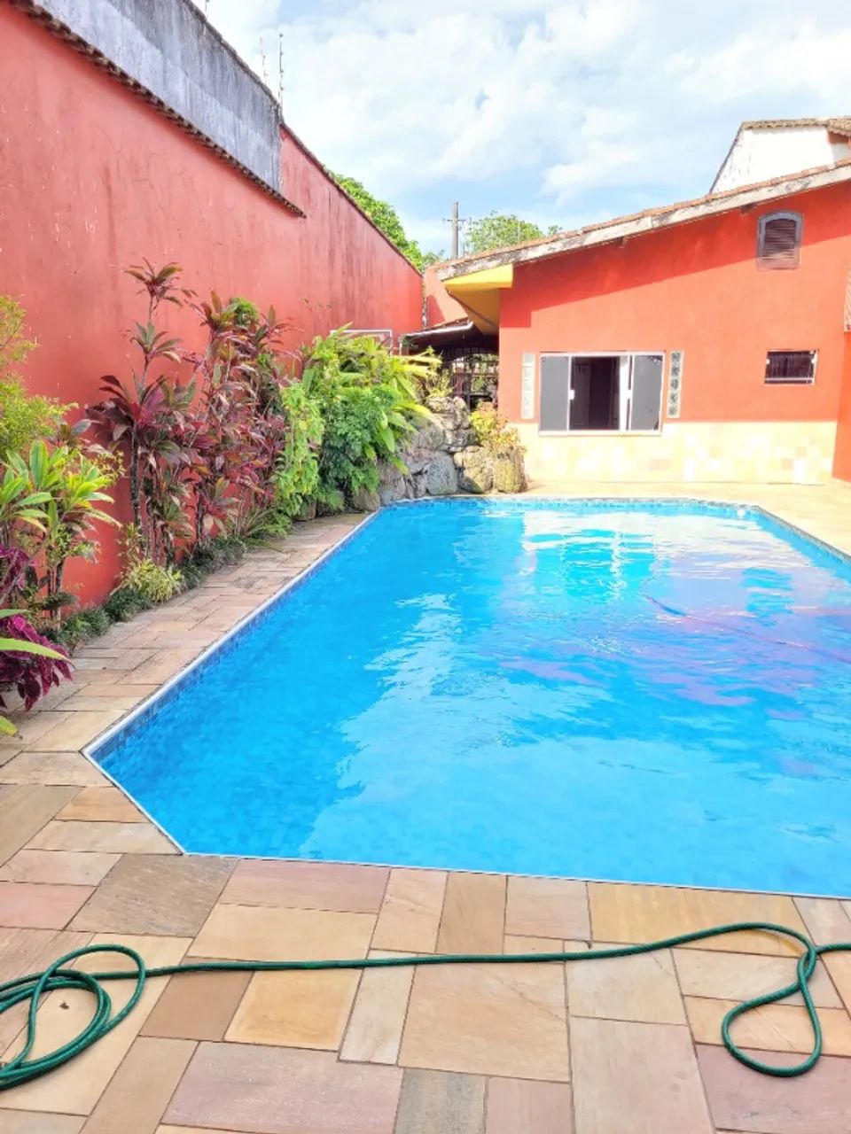 Casa de temporada, Itanhaem com piscina gigante e pertinho da praia