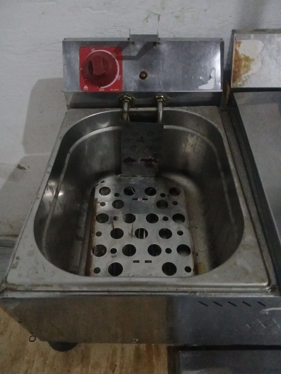 Vendo fritadeira elétrica 2 cuba  - Foto 4