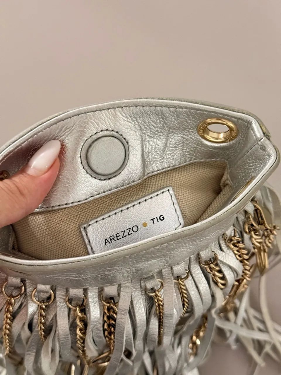 Bolsa Arezzo Tig Prata com Franjas - Foto 3