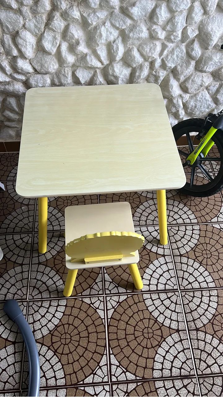 Mesa com cadeira infantil