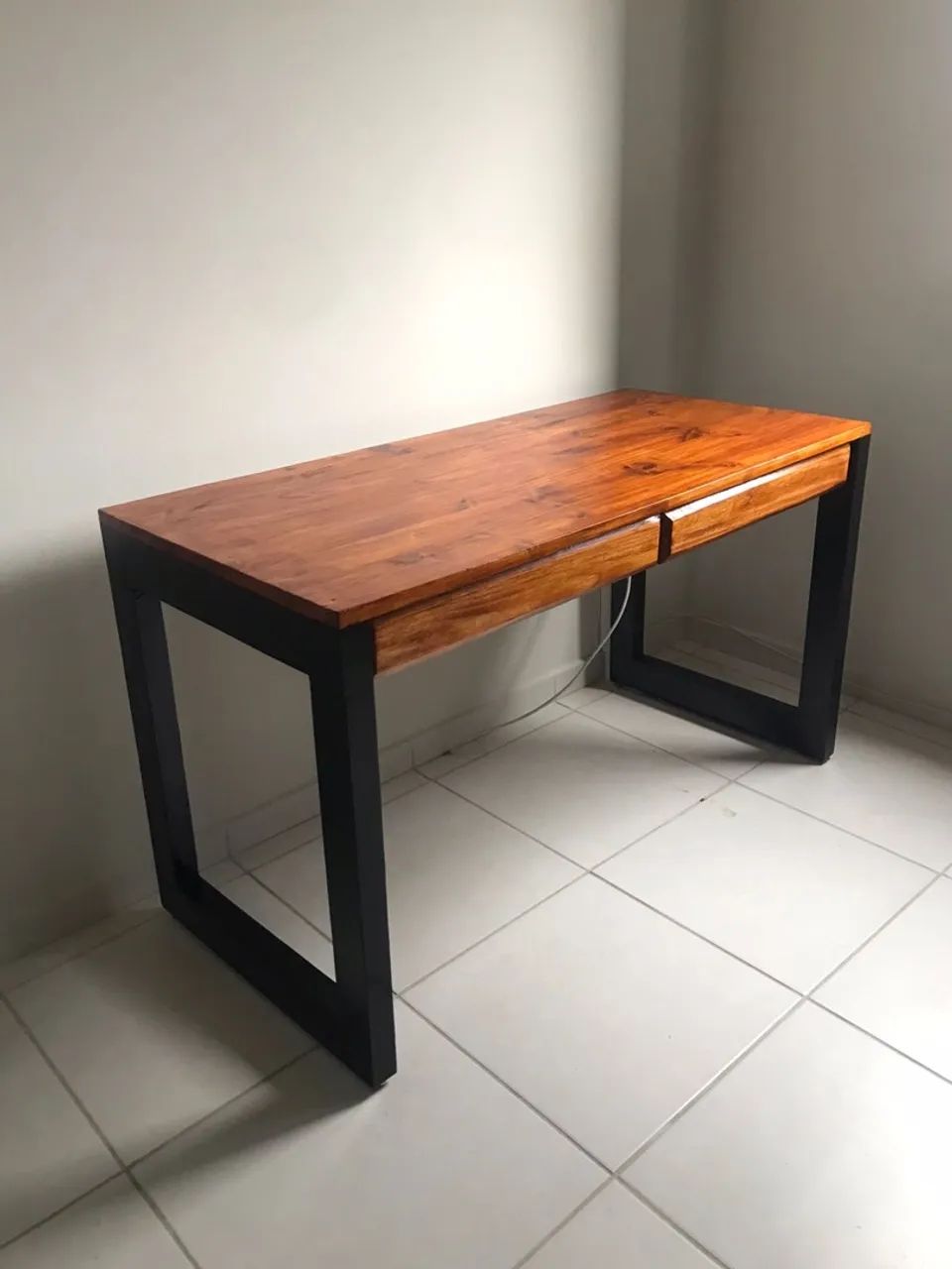 Mesa com gavetas - Foto 2