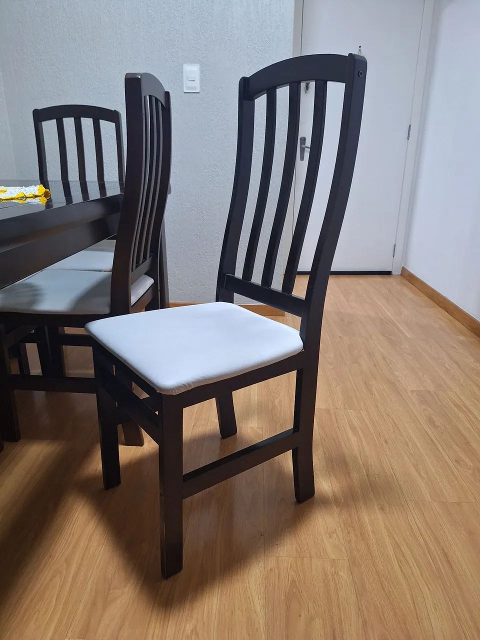 Mesa de madeira com topo de vidro + 6 cadeiras - Foto 3