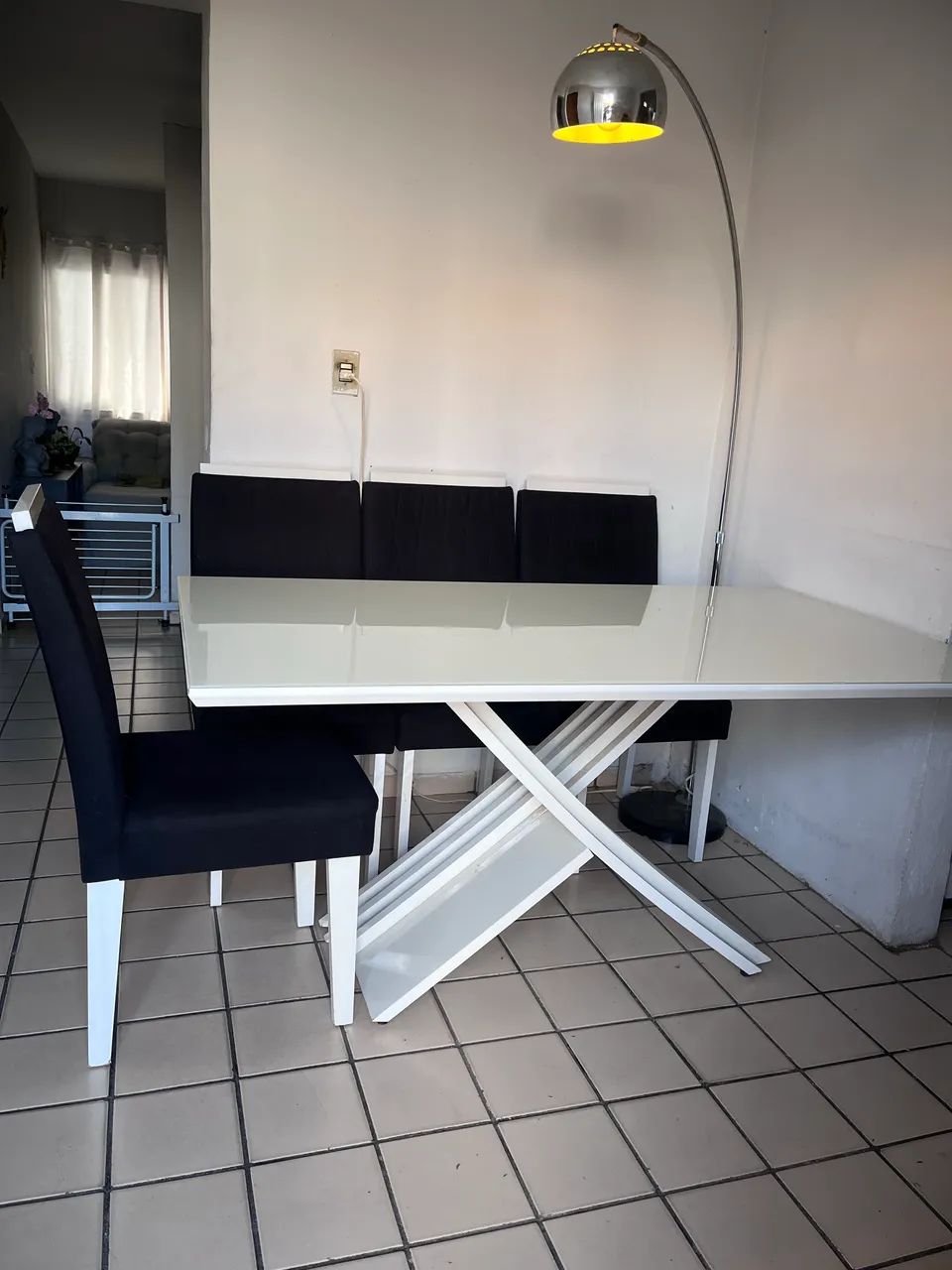 Mesa com tampo de vidro e 6 cadeiras  - Foto 2