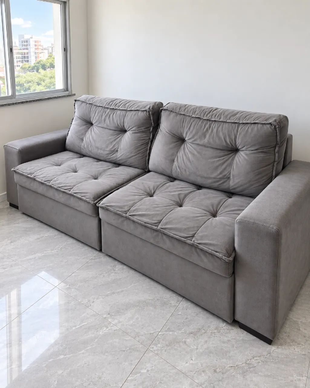 Sofá retrátil, 4 lugares, com 2,20 m, na cor cinza, muito confortável e espaçoso. - Foto 2