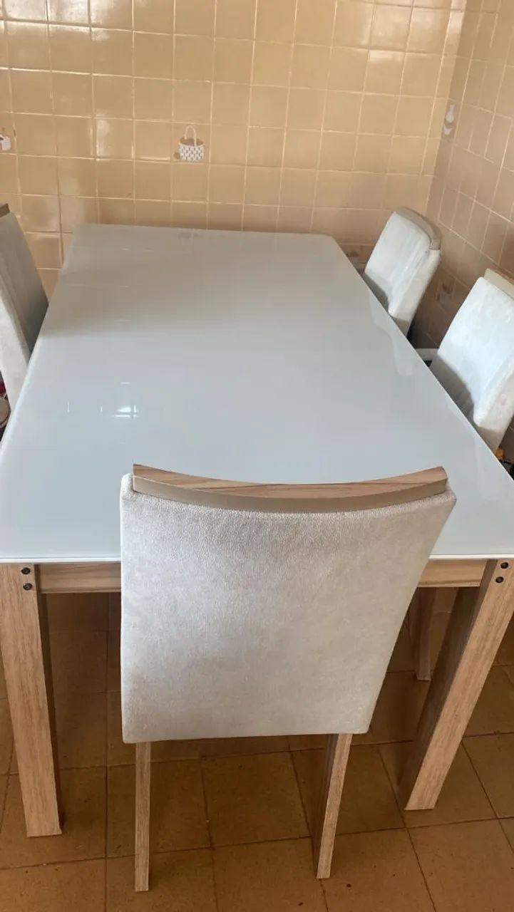Mesa e cadeiras 