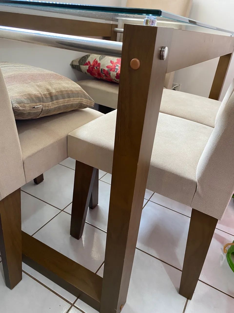 Mesa com tampo de vidro + 4 cadeiras  - Foto 5