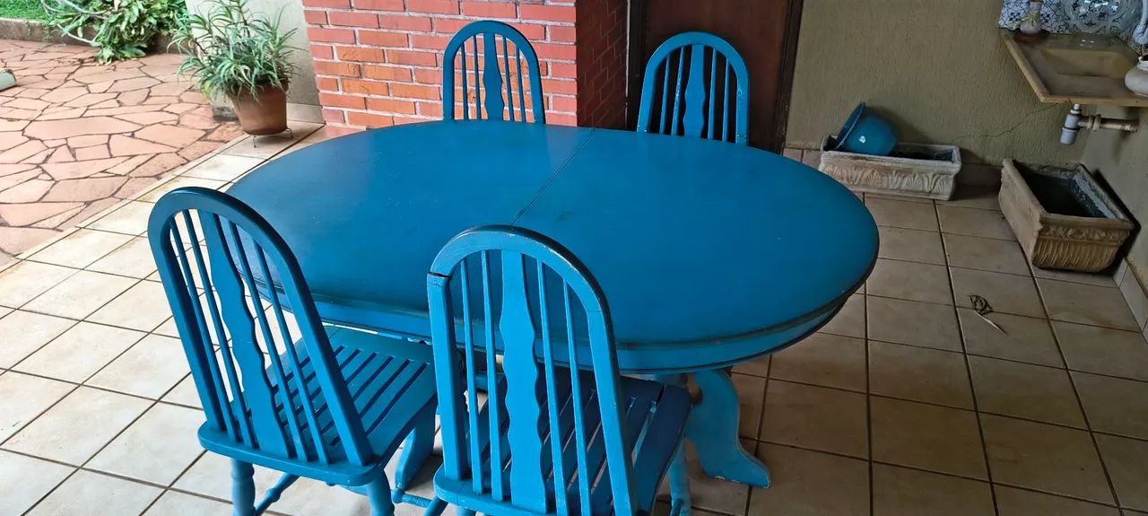 Mesa e 4 cadeiras. Vintage. Madeira maciça. PREÇO PRA VENDER!