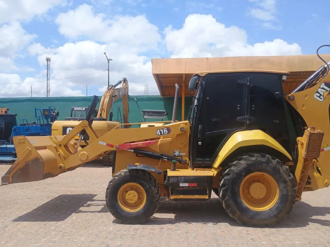 Retroescavadeira caterpillar 416 ano 2023 - Foto 2