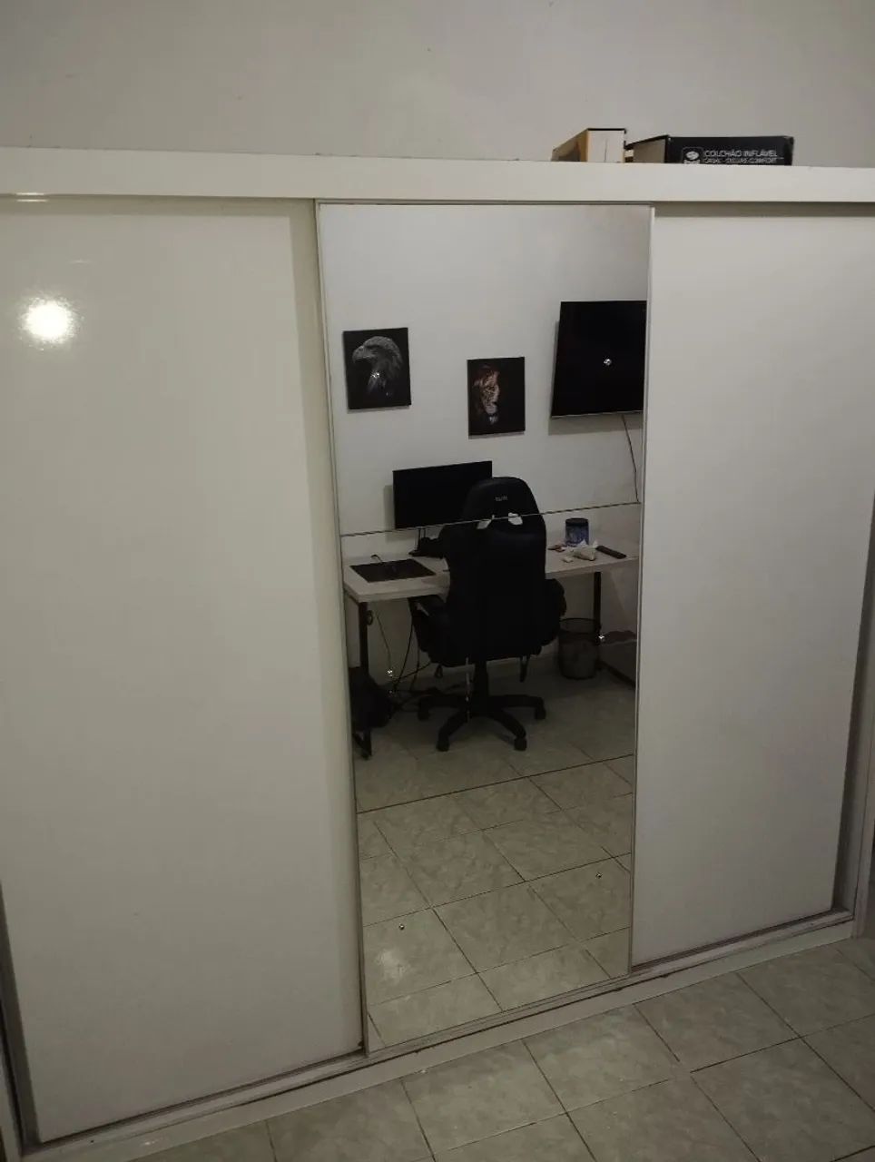 Guarda roupa GRANDE de 3 portas sendo 1 com espelho - Foto 2