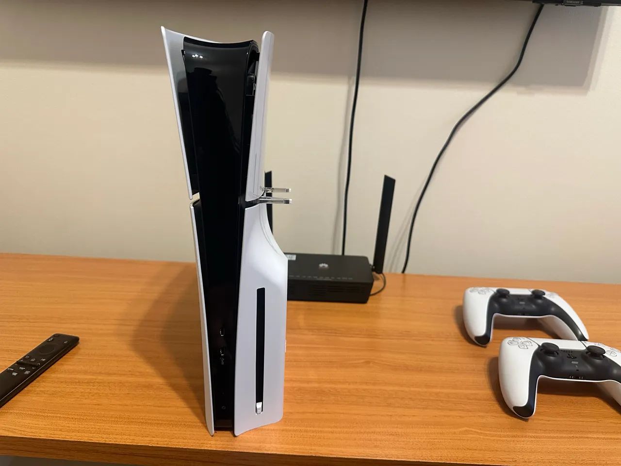 PlayStation 5 com 2 controles e um jogo - Foto 2