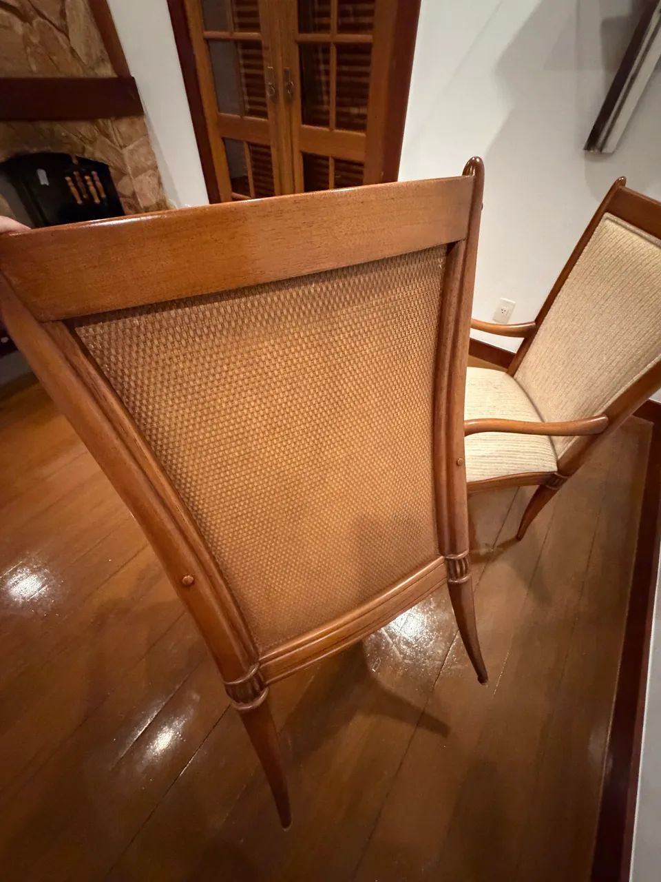 Lindo Par de Cadeiras Clássicas com Braço - Madeira Maciça e Design Elegante - Foto 5
