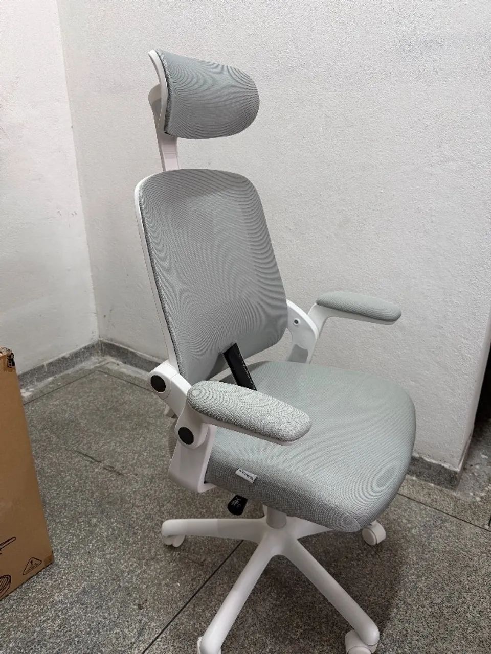 Cadeira Astra Cinza e Branco Elements