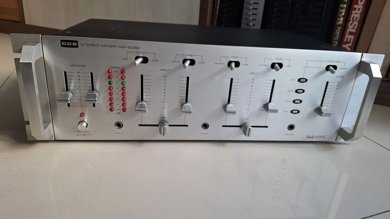 Mixer CCE Studio MX-6060 com Alças 