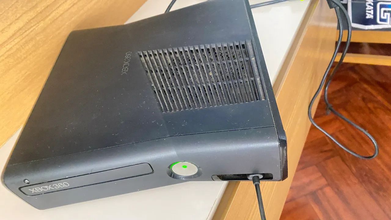 ? Xbox 360 Slim - 1 Controle 