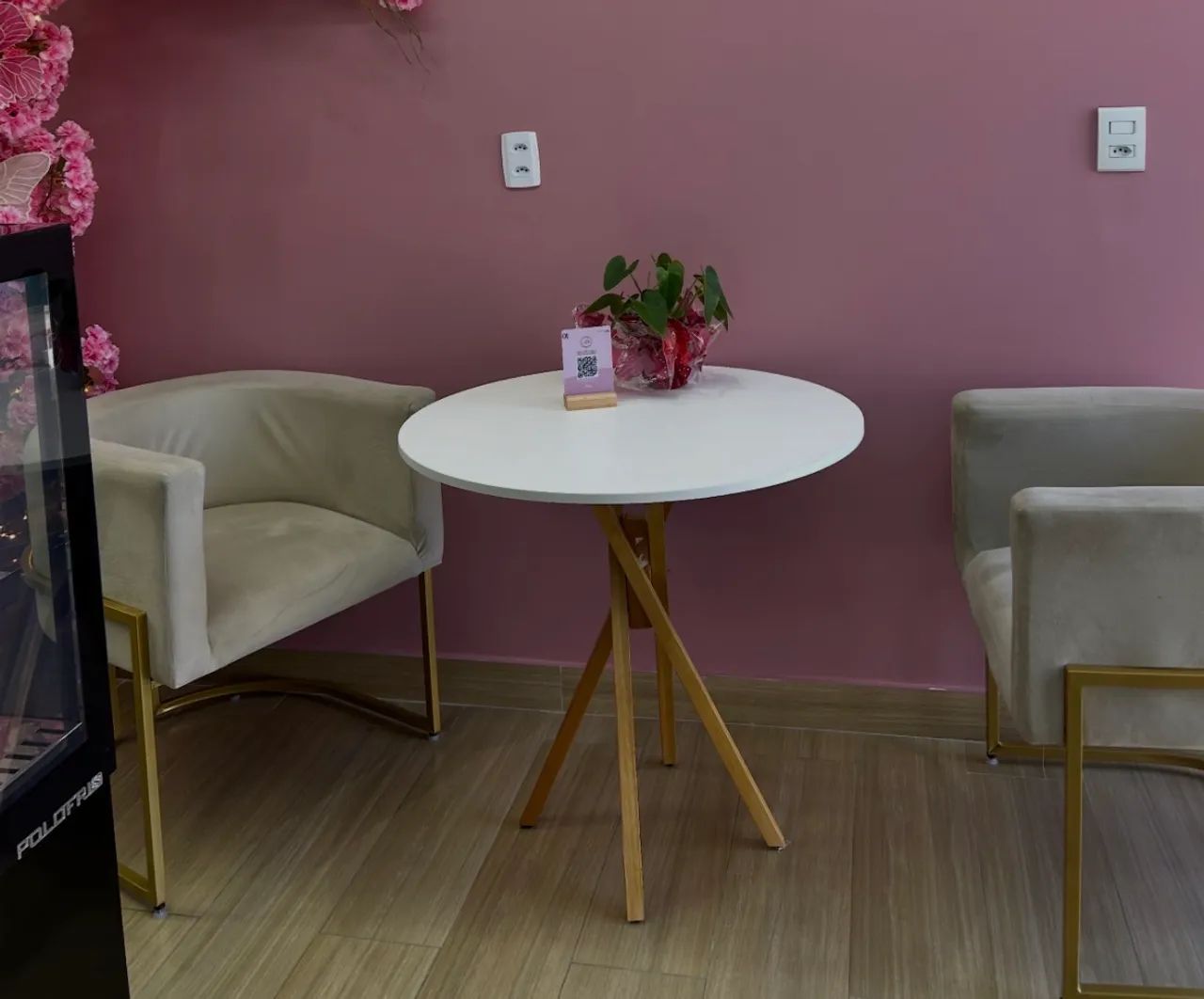 Kit com 2 Poltronas Decorativas Bege. R$ 850,00. Em excelente estado de conservação. - Foto 2
