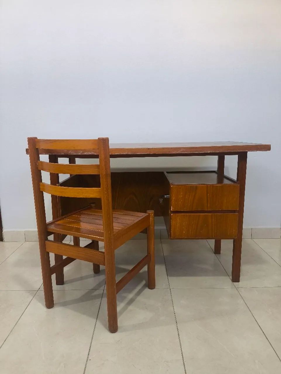 Mesa de escritório com gavetas
