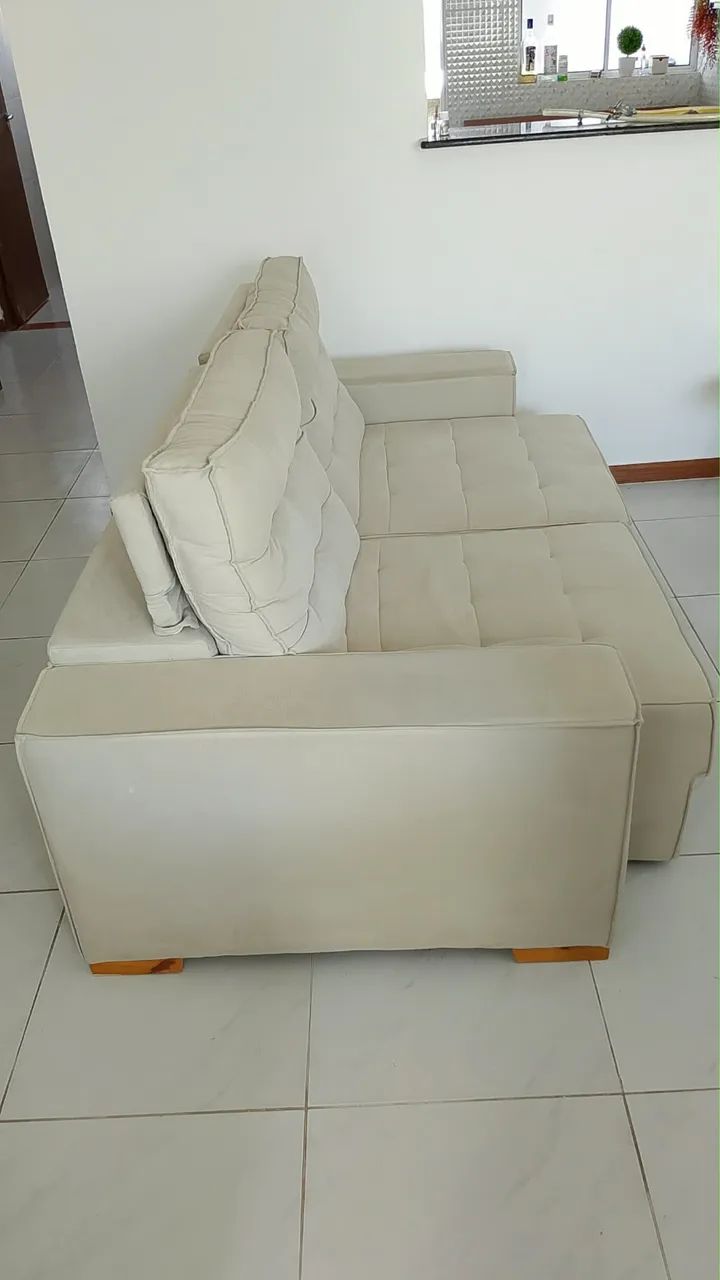 Vendo sofá retrátil na cor bege/off-white, muito confortável e espaçoso. - Foto 4