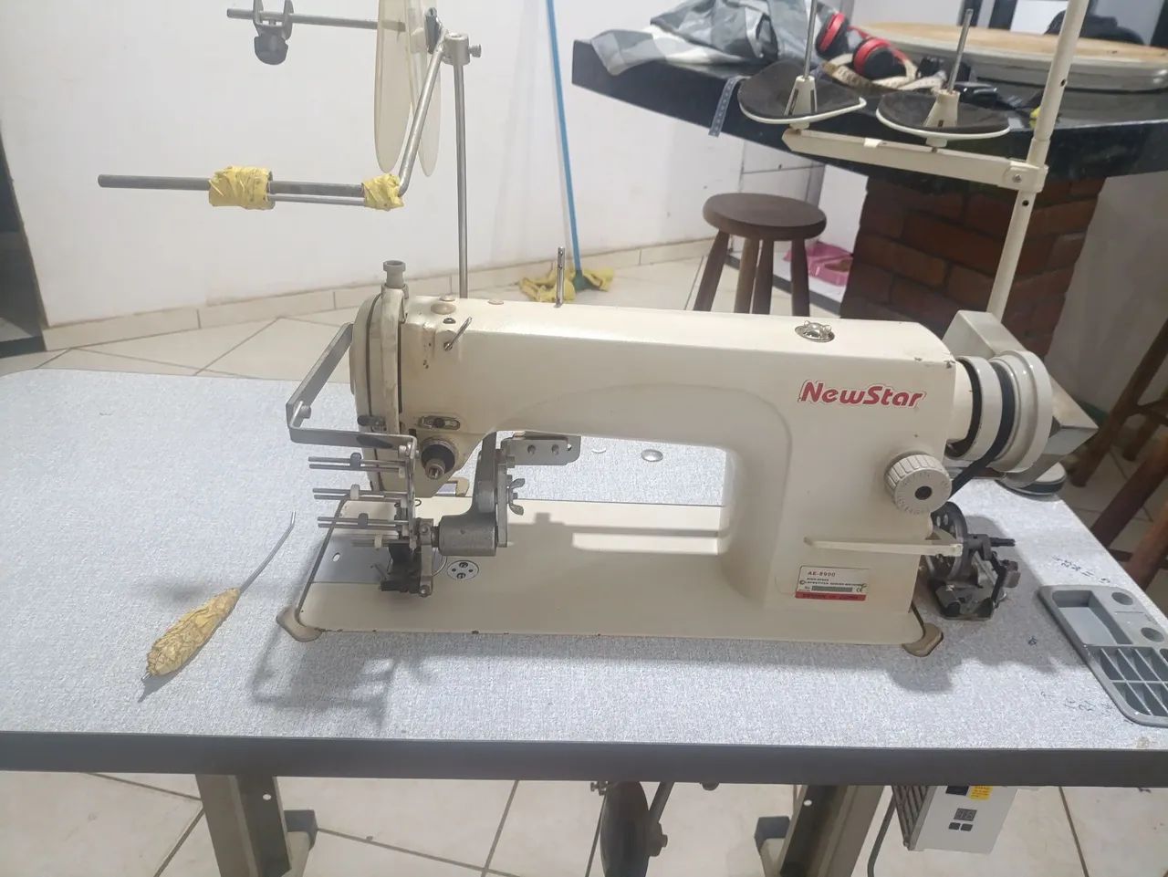 Máquina de frufru com aparelho e motor adaptador e silencioso 