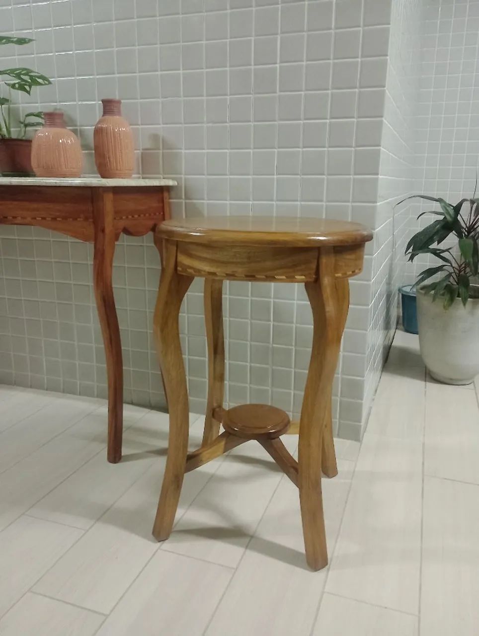 Mesa de canto de madeira maciça