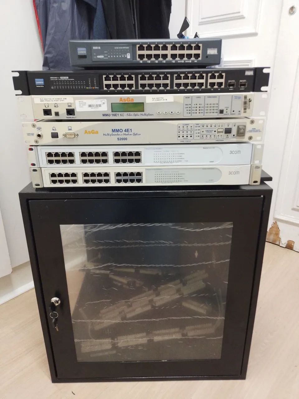 Equipamentos para telefonia e Internet com um rack