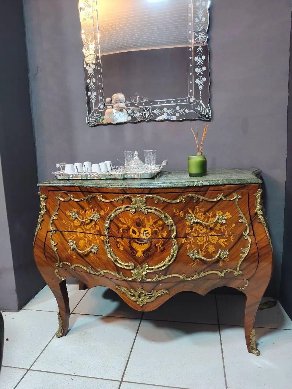 Bombê Clássica e Atemporal, ideal para ambientes clássicos e sofisticado para a decoração.