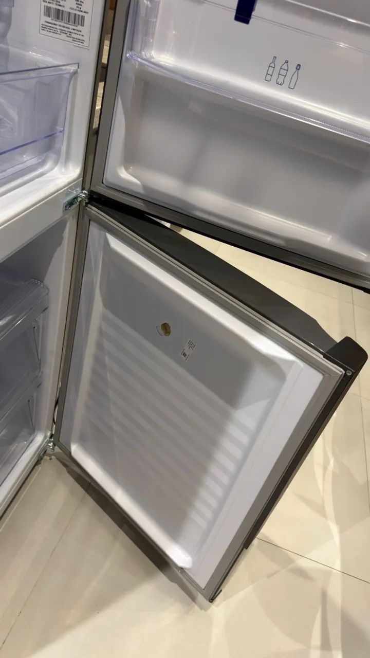 Geladeira seminova Cinza/preta Panasonic - Foto 4