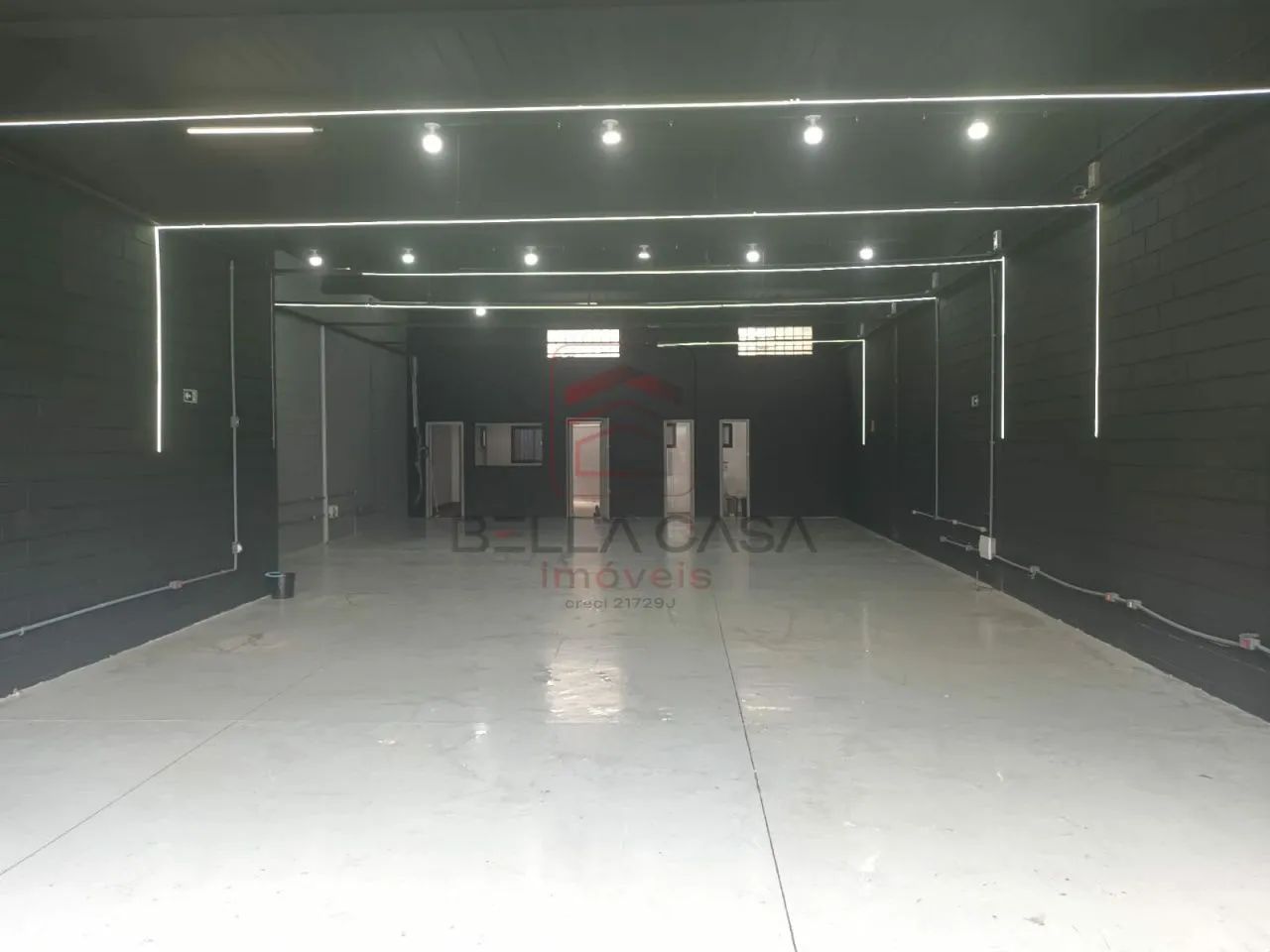 Salão comercial 300m2 2 banheiros 1 sala escritório