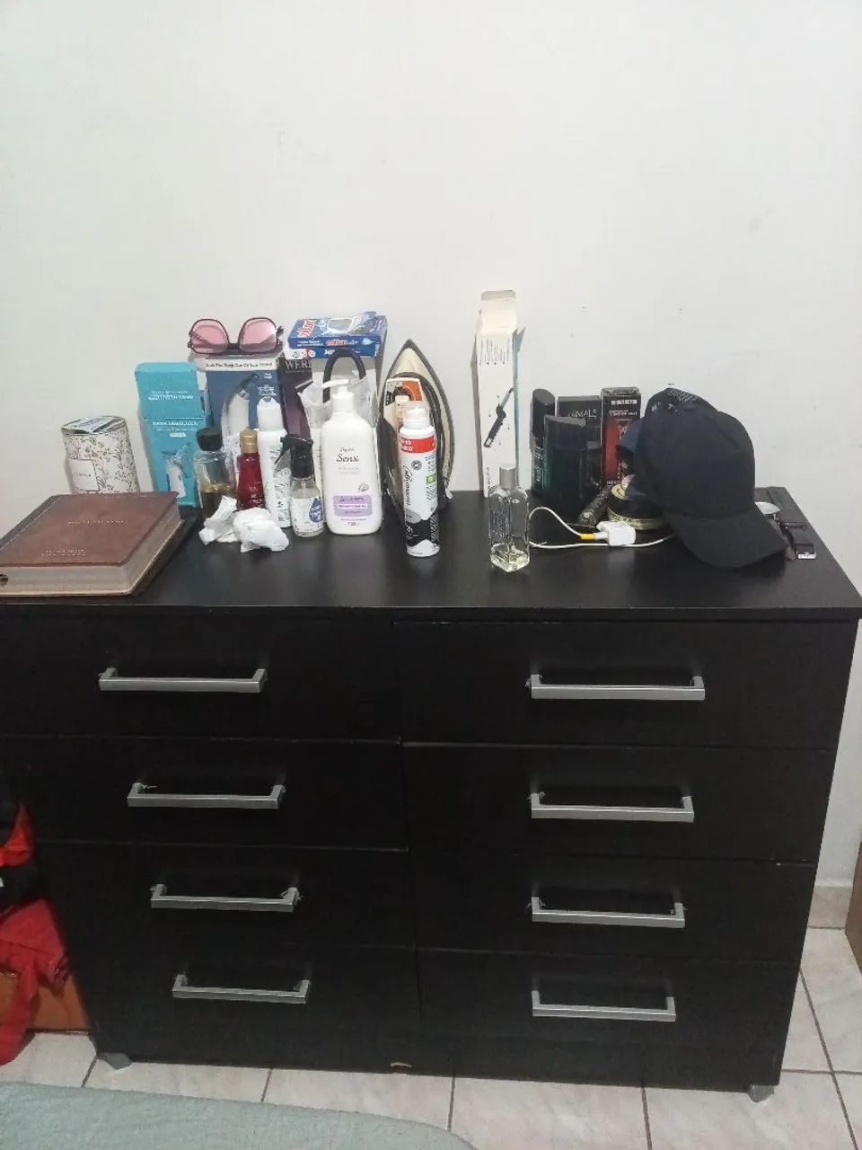 Cômoda preta com 8 gavetas 